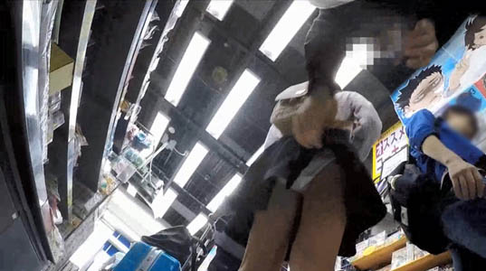 スカートめくってパンチラ盗撮