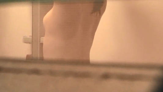 薄っすらと日焼けあと残る背中に大きすぎない胸