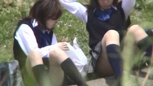 土手に座るJK二人