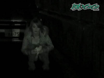 暗闇に紛れて野外放尿するギャル2