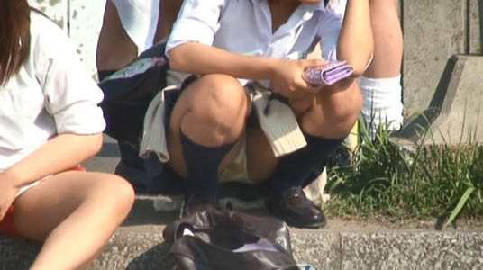 しゃがんでいるJKパンツ丸見え