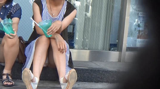 隣からスカートの中を見上げる