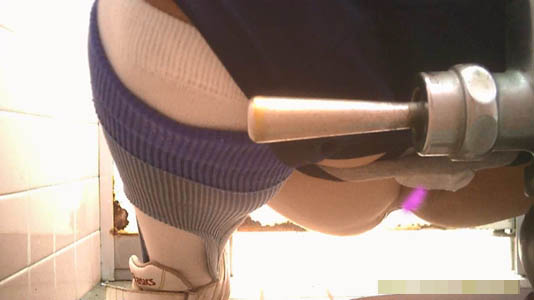 和式トイレのほぼ正面から見えるマンコ