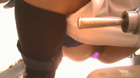 ユニフォーム女子、毛が薄くてさらに丸見えマンコ