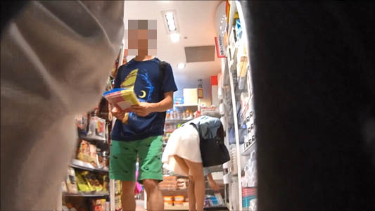 前かがみで商品を物色中、チャンスです