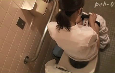 女子トイレの個室を上から盗撮2