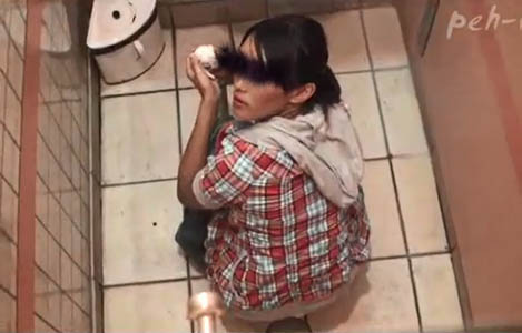 女子トイレの個室を上から盗撮4