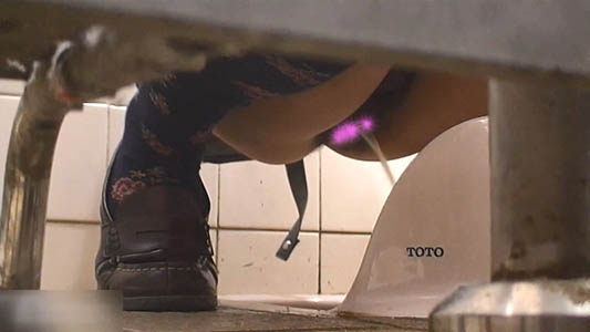 和式の女子トイレ前方少し斜めからマンコ盗撮1