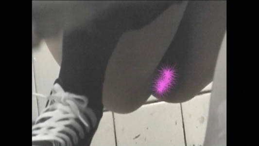 和式トイレ前方から女子の股間を盗撮してます1