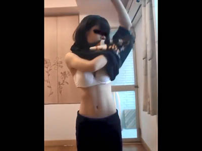 Tシャツを脱いで見えるブラが立派です