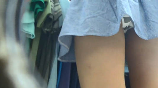 少しだけ遠めからパンチラしてます