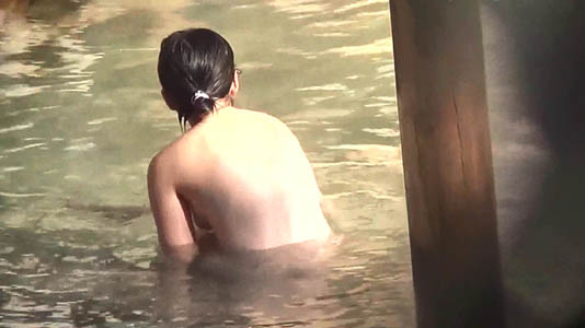 ポッチャリさんも露天に入浴中です