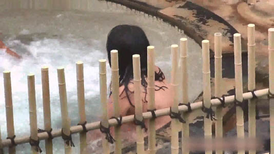 露天に浸かる女子の後ろ姿