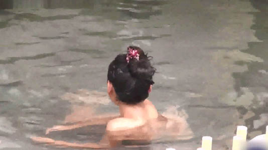 湯船に浸かってくつろいでます