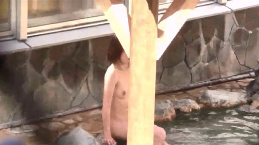 柱の陰にスレンダーな小胸はママだと思う