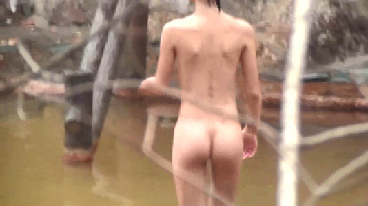 茶系の色付き温泉の露天風呂にスレンダーな女子が入ってます