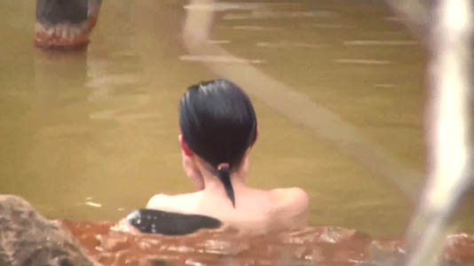 あまり長くない髪を後ろに髪を束ねてあるのが可愛らしいです