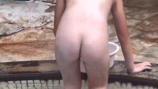 湯船から上がろうとしている女子