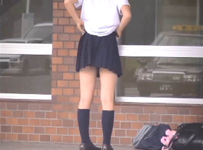 ウエストを巻いてスカートの丈を短くしているJK