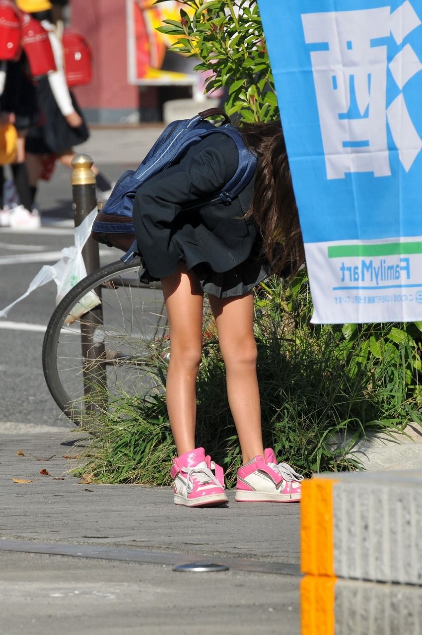 制服女子がスカートに手を入れて細い脚が萌える