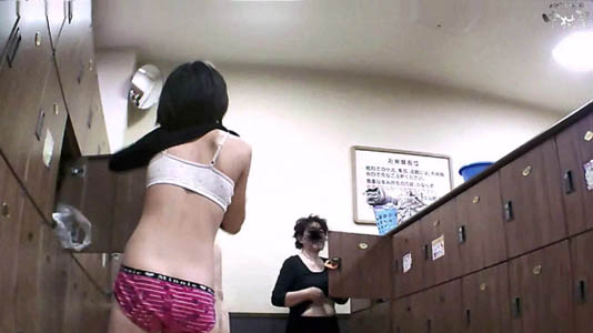 ジュニブラみたいなブラの女子が脱いでます