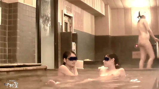湯船に浸かるギャル二人、右の娘はおっぱい見えてます