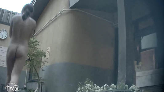 露天を移動中の女子の後ろ姿