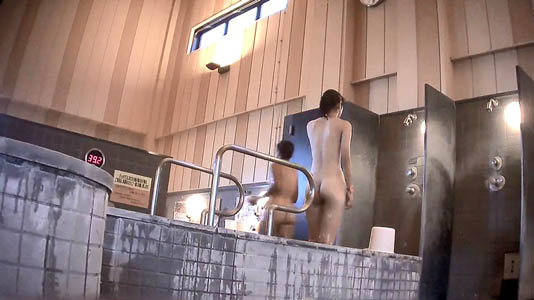 女子二人が湯船から出ていきました