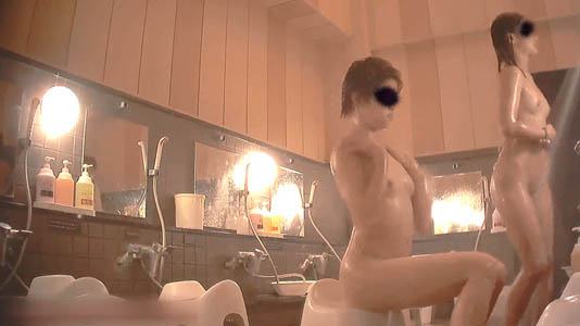 奥の娘が立ち上がってシャワーで流しています