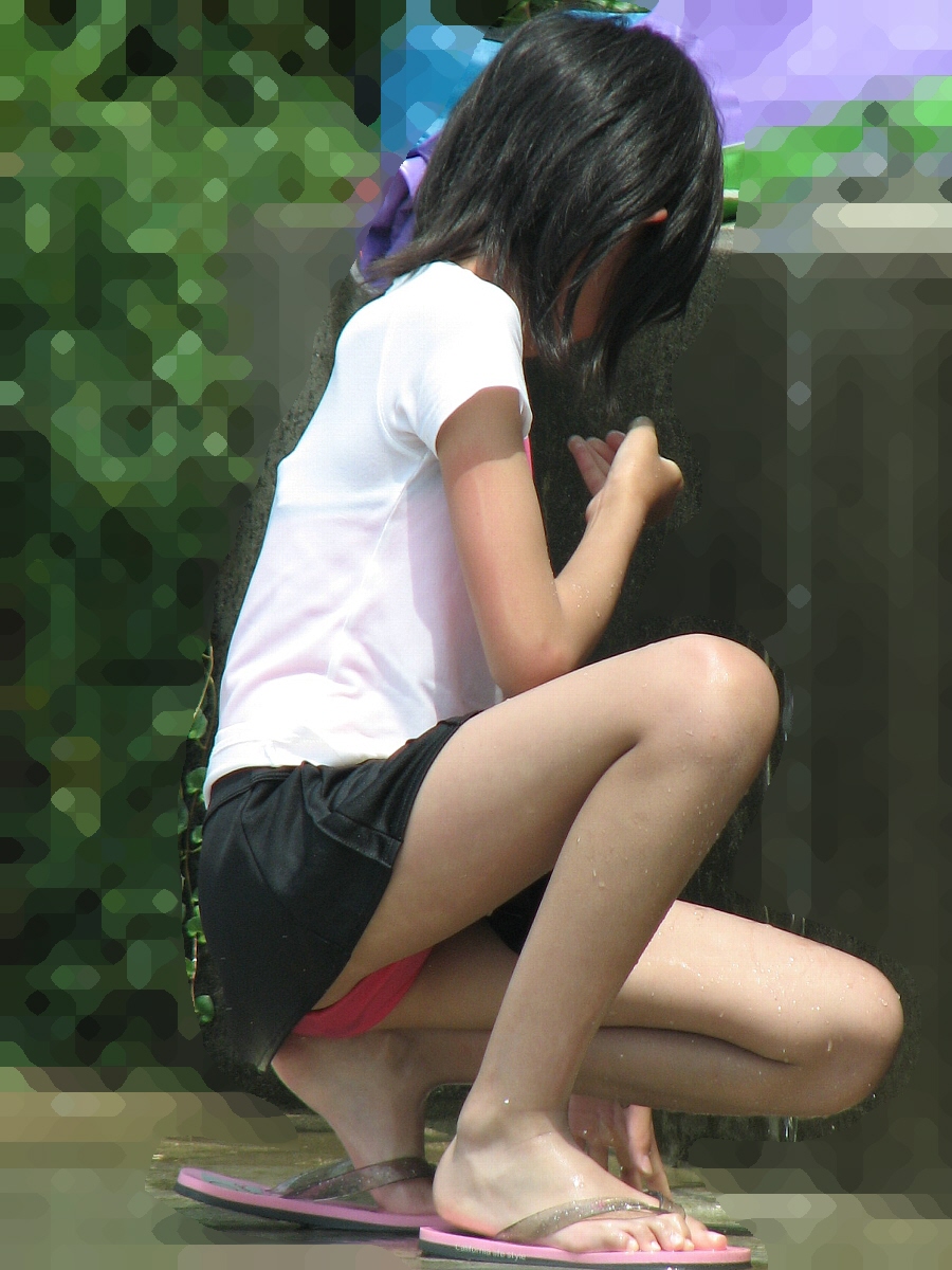 しゃがんで見える赤い布、パンツなのか水着なのか