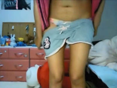 ショートパンツを脱いでいるギャル