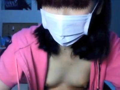 顔がカメラの前に、そして服がはだけて胸が見えてます