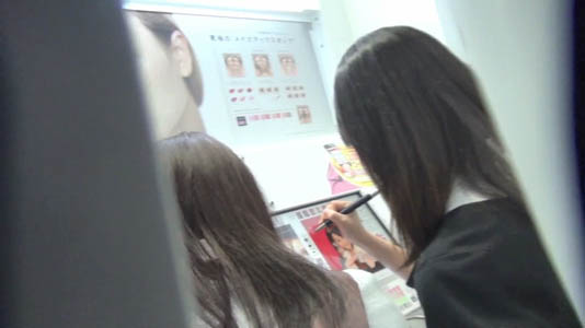 プリクラの出来上がりをデコってます