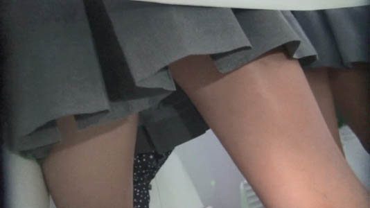 JKの下半身に近づいていきます