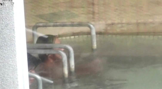 日焼け女子が内湯に浸かってます