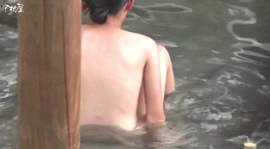 露天の浅いところで湯に浸かる女子