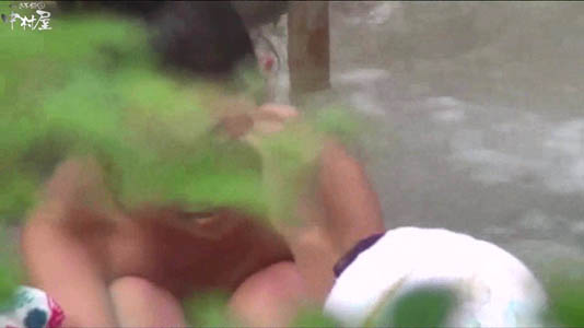 露天風呂盗撮、葉っぱがジャマしてます