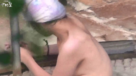 露天風呂で半身浴をする女子1