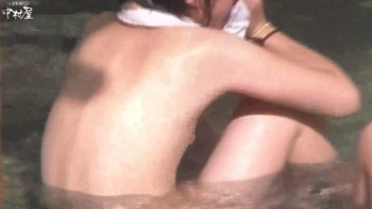 露天風呂で半身浴をする女子2