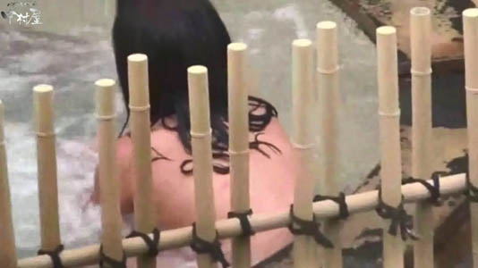 露天風呂に浸かっている女子