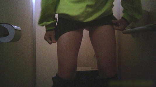 シャツを下げて超ミニスカ状態がエロい