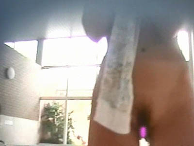 風呂場内でギャルの股間に接近