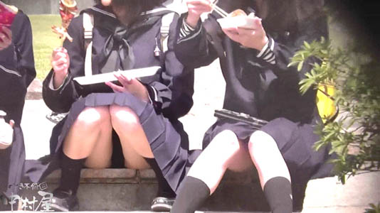 セーラーJK3人組が座って買い食い中