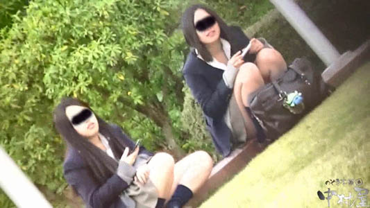 JKが二人座っています