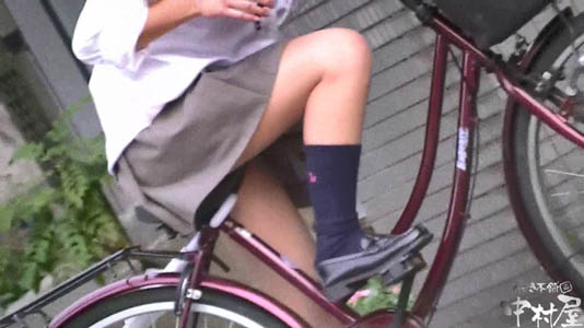 チャリンコJKのお股を狙ってます