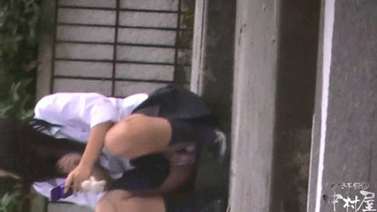 座り込むJKのパンツが見えました