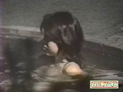 湯船にしっかり浸かっているギャル
