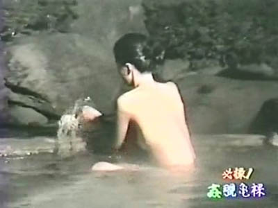 湯船に浸かる細い背中が色っぽい