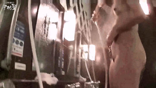 洗い場、ここでも太い脚が撮られてます