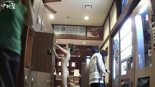 脱衣場で服を脱ぎ終わったギャルが映っています